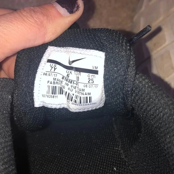 Nike’s with a gold swoosh - Picture 4 of 5